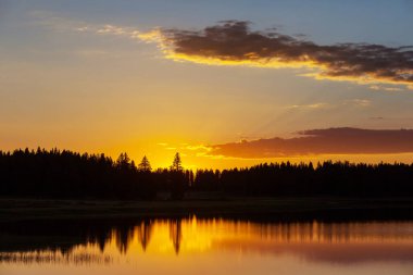 Gün batımında gün batımında gün batımında sonbahar manzaraları.