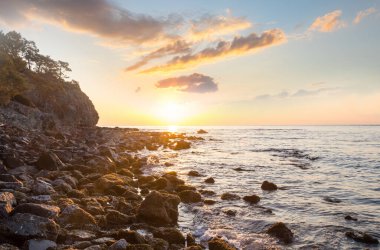 Deniz kıyısında manzara renkli gün batımı. Duvar kağıdı ya da arkaplan resmi için iyi. Güzel doğa manzaraları