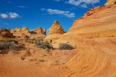 Utah dağlarında yürüyüş. Alışılmadık doğal manzaralarda yürüyüş. Fantastik kumtaşı oluşumları.
