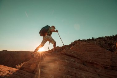 Utah dağlarında yürüyüş. Alışılmadık doğal manzaralarda yürüyüş. Fantastik kumtaşı oluşumları.