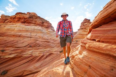 Utah dağlarında yürüyüş. Alışılmadık doğal manzaralarda yürüyüş. Fantastik kumtaşı oluşumları.