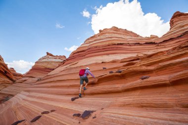 Utah dağlarında yürüyüş. Alışılmadık doğal manzaralarda yürüyüş. Fantastik kumtaşı oluşumları.