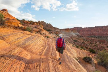 Utah dağlarında yürüyüş. Alışılmadık doğal manzaralarda yürüyüş. Fantastik kumtaşı oluşumları.