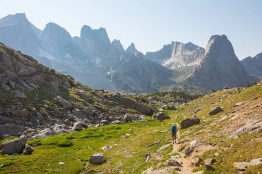 Wyoming, ABD 'de Wind River Range' de yürüyüş. Sonbahar mevsimi.