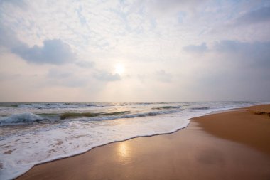 Deniz kıyısında manzara renkli gün batımı. Duvar kağıdı ya da arkaplan resmi için iyi. Güzel doğa manzaraları
