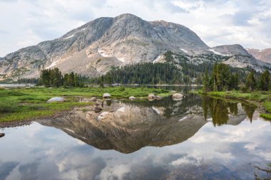 Wyoming, ABD 'de Wind River Range' de yürüyüş. Sonbahar mevsimi.