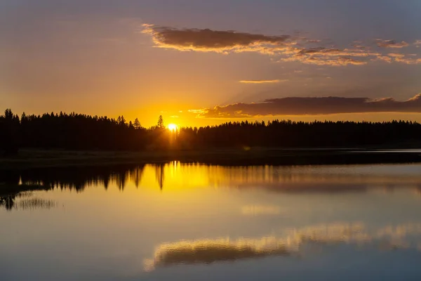 夕阳西下的湖上落日的风景 — 图库照片