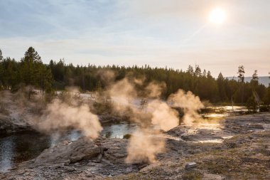 İlham verici doğal bir geçmiş. Yellowstone Ulusal Parkı 'ndaki havuz ve gayzer alanları, ABD.