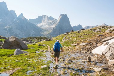 Yüksek dağlarda yürüyüş yapan bir gezgin.