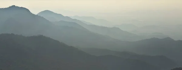 Berg Silhouet Bij Zonsopgang Het Voorjaar — Stockfoto