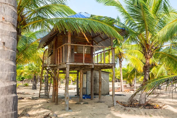 Capanna Bambù Tropicale Sulla Riva Del Mare — Foto Stock