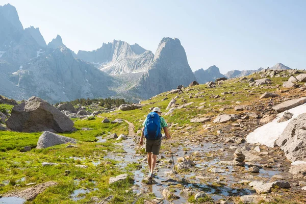 Backpacker Wędrówce Wysokich Górach — Zdjęcie stockowe