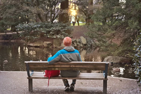 Homme Assis Seul Sur Banc Entre Les Arbres Beau Parc — Photo