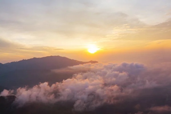 Bela Vista Acima Das Nuvens Nas Montanhas — Fotografia de Stock