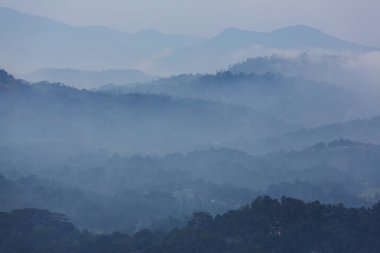 Bahar mevsiminde gün doğumunda dağ silueti