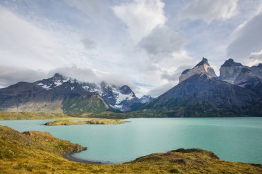 Şili 'deki Torres del Paine Ulusal Parkı' ndaki güzel dağ manzaraları. Dünyaca ünlü yürüyüş bölgesi.