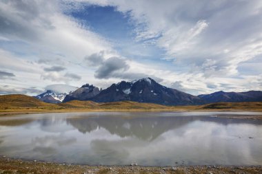 Şili 'deki Torres del Paine Ulusal Parkı' ndaki güzel dağ manzaraları. Dünyaca ünlü yürüyüş bölgesi.