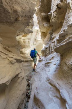 Utah, ABD 'deki Grand Staircase Escalante Ulusal Parkı' ndaki Slot Kanyonu. Utah çöllerinde alışılmadık renkli kumtaşı oluşumları yürüyüşçüler için popülerdir..
