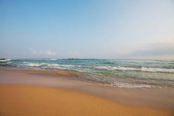Schöner Strand Mit Türkisfarbenem Wasser Und Gelbem Sand — Stockfoto