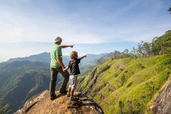 Father Son Cliff Sri Lanka Mountains Happy Vacation Scene —  Fotos de Stock