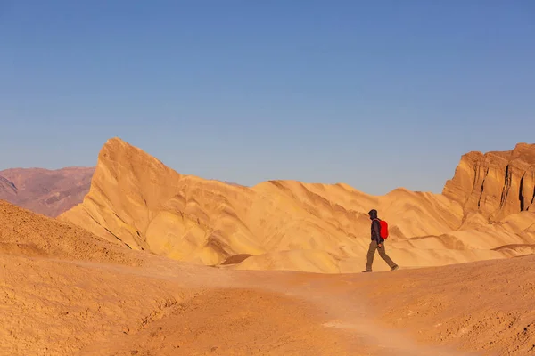 Touristin Zabriski Point Den Usa Death Valley National Park Kalifornien — Stockfoto