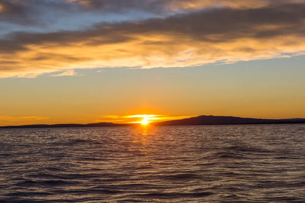 夕日の湖の夕景 秋の自然景観 — ストック写真