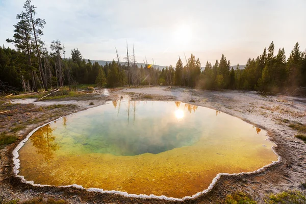 カラフルな朝の栄光プール 米国ワイオミング州イエローストーン国立公園の有名な温泉 — ストック写真