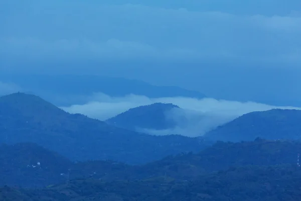 春天里日出时山的轮廓 — 图库照片