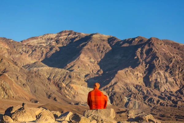 Lone Tourist Admiring Scenery Death Valley National Park Usa California — Foto Stock