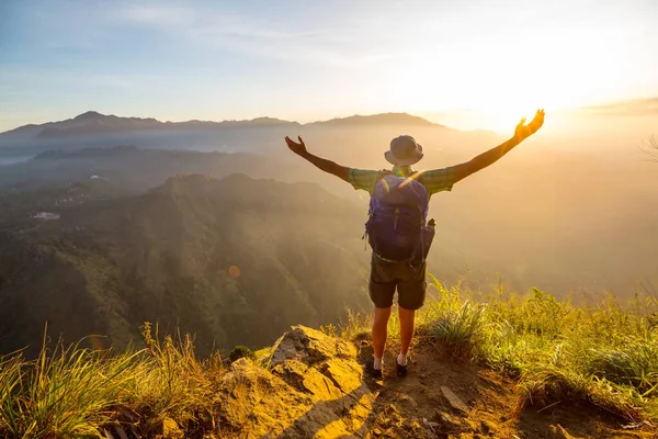 Bir turist, dağlık arazileri gözetliyor.