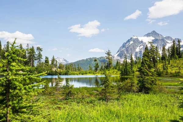 Washington Abd Shuksan Dağı Yansımalı Scenic Picture Gölü — Stok fotoğraf