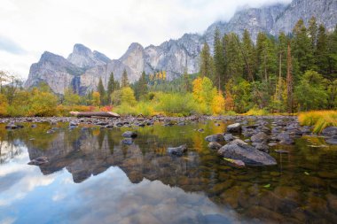 Yosemite Ulusal Parkı, Kaliforniya, ABD 'de güzel bir sonbahar sezonu