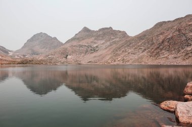 Yaz mevsiminde dağlarda huzur gölü. Güzel doğal manzaralar..
