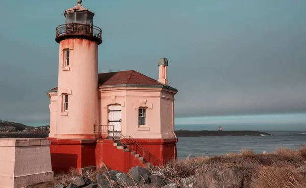 Resimli Bir Deniz Kıyısında Deniz Feneri — Stok fotoğraf