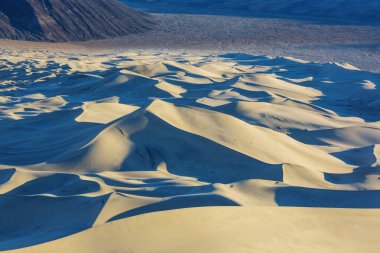 Kaliforniya, ABD 'deki kum tepeleri. Güzel doğa manzaraları gündoğumu arka planında seyahat eder