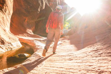 Utah dağlarında yürüyüş. Alışılmadık doğal manzaralarda yürüyüş. Fantastik kumtaşı oluşumları.
