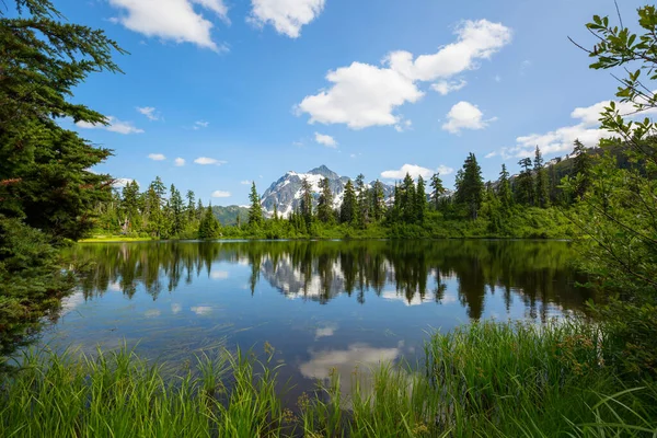 ワシントン アメリカのマウントShuksan反射と風景写真湖 — ストック写真
