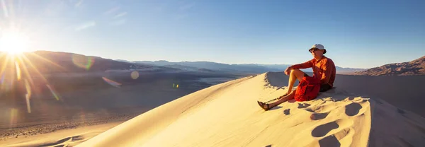 Caminhante Entre Dunas Areia Deserto — Fotografia de Stock