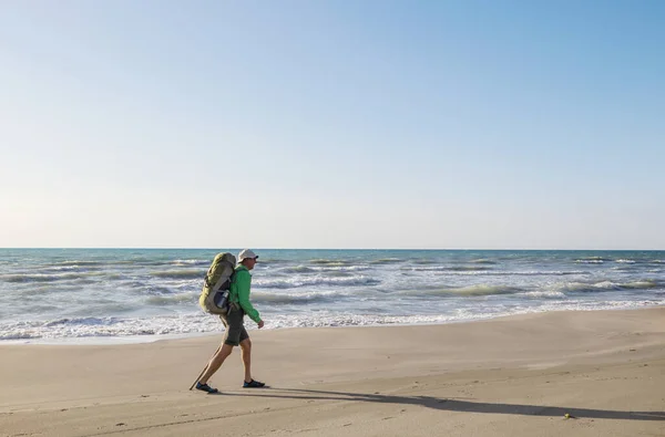 Hiker Man Hike Sea Coast — Stock Photo, Image