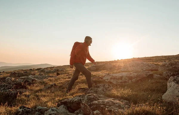 Egy Ember Túrázik Nyári Hegyekben Gyönyörű Természeti Tájak — Stock Fotó