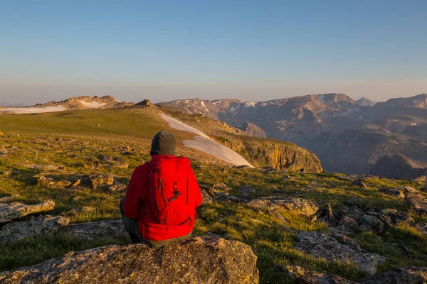 Расслабляющий Мужчина Прекрасных Горах Рассвете — стоковое фото