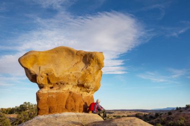 Utah dağlarında yürüyüş. Alışılmadık doğal manzaralarda yürüyüş. Fantastik kumtaşı oluşumları.