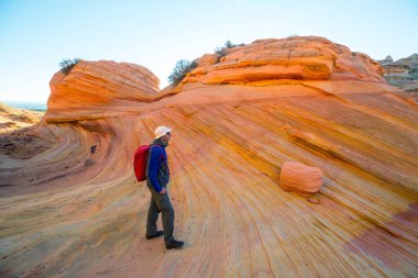 Utah dağlarında yürüyüş. Alışılmadık doğal manzaralarda yürüyüş. Fantastik kumtaşı oluşumları.
