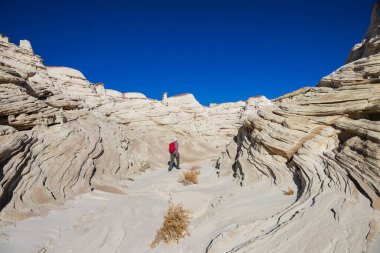 Utah dağlarında yürüyüş. Alışılmadık doğal manzaralarda yürüyüş. Fantastik kumtaşı oluşumları.