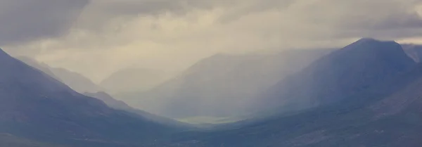 Летний Дождь Горах Силуэт Облаков Гор — стоковое фото