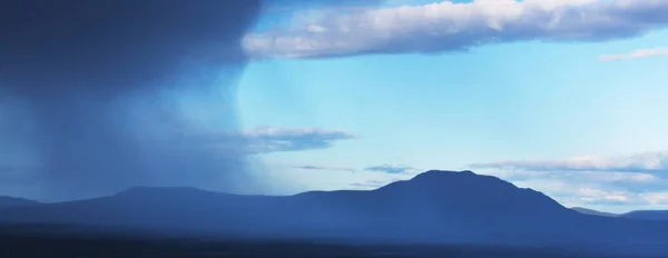 Nyári Eső Hegyekben Drámai Felhők Hegyek Sziluettje — Stock Fotó