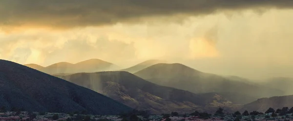 Pluie Estivale Dans Les Montagnes Nuages Dramatiques Silhouette Montagnes — Photo