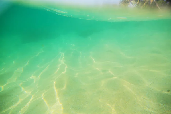 波の抽象的または波打つ水のテクスチャの背景 — ストック写真