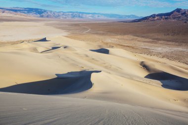 Kaliforniya, ABD 'deki kum tepeleri. Güzel doğa manzaraları gündoğumu arka planında seyahat eder
