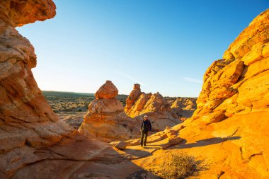 Utah dağlarında yürüyüş. Alışılmadık doğal manzaralarda yürüyüş. Fantastik kumtaşı oluşumları.